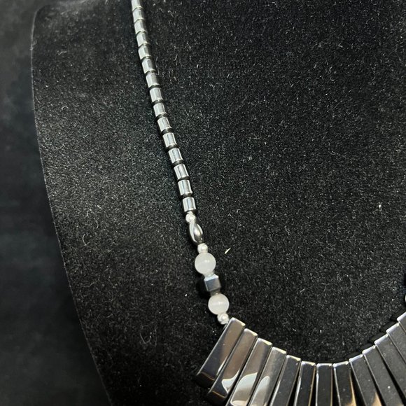 Vintage White Cats Eye And Hematite Graduating V Shaped Bib Necklace 18" (3739) - Picture 3 of 6